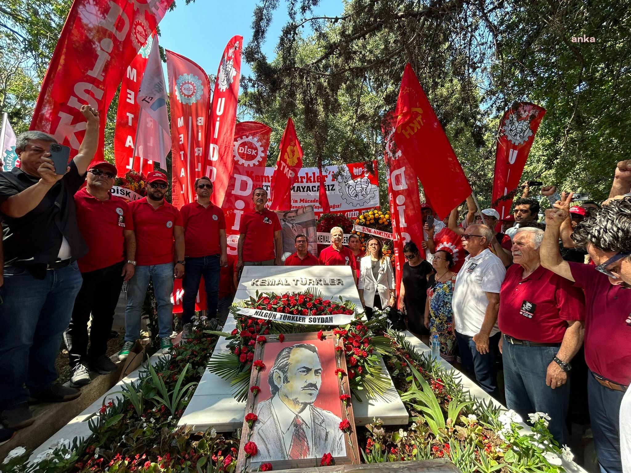 188904 86988 DİSK’in kurucu başkanı Kemal Türkler, katledilişinin 44’üncü yılında mezarı başında anıldı