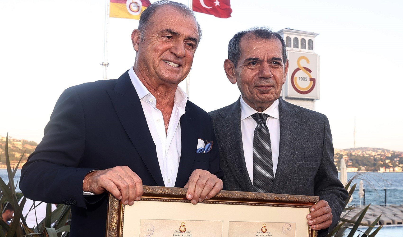 fatih terim ilk imzanin 50 yilini kutladi Fatih Terim 'ilk imzanın' 50. yılını kutladı