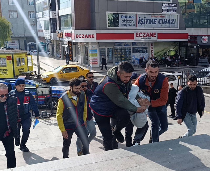 Tekirdağ’da 9 aylık bir bebeğin cinsel istismara maruz bırakıldığı iddia edildi. Başlatılan soruşturma üzerine gözaltına alınan bebeğin anne ve babası tutuklandı. Bebek ise devlet korumasına alındı. Tekirdağ’da 9 aylık  bebeği istismar eden alçaklar  o vahşi anların videosunu çektiler. Bu videoların  gönderildiği  istismarcılarda acilen bulunsun. Bu suçu işleyen kim varsa hesap sorulsun. Kökleri kazınsın. Allah bin belanızı versin, hepsini tanıyalım, yargılandığınızı görelim. 

Tekirdağ'ın Çerkezköy ilçesinde anne F.G.'nin, birlikte yaşadığı G.Ş.'nin 9 aylık bebeklerine cinsel istismarda bulunduğu video kaydını paylaşması üzerine bir kişi bu durumu güvenlik güçlerine bildirdi.

İhbar üzerine Çerkezköy Cumhuriyet Başsavcılığı konuya ilişkin soruşturma başlattı.

Soruşturma kapsamında İlçe Jandarma Komutanlığı ekipleri anne F.G.'yi Amasya'da, baba G.Ş.'yi de İstanbul'da gözaltına aldı. Çerkezköy'e getirilen zanlılar, jandarmadaki işlemlerinin ardından adliyeye sevk edildi. Şüpheliler çıkarıldıkları hakimlikçe tutuklandı.

DEVLET KORUMASINA ALINDI
Öte yandan istismara maruz kalan bebek, devlet korumasına alındı.

Veliköy Mahallesi’nde anne F.G.’nin, birlikte yaşadığı G.Ş.’nin 9 aylık bebeklerine cinsel istismarda bulunduğu video kaydını yanlışlıkla paylaşması üzerine bir kişi bu durumu güvenlik güçlerine bildirdi.

